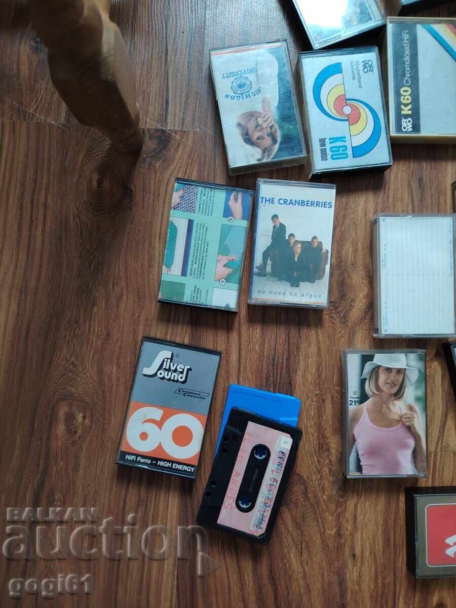 27 buc. Casetă cu muzică și altele cu preț € 10.00 | 19.56 BGN