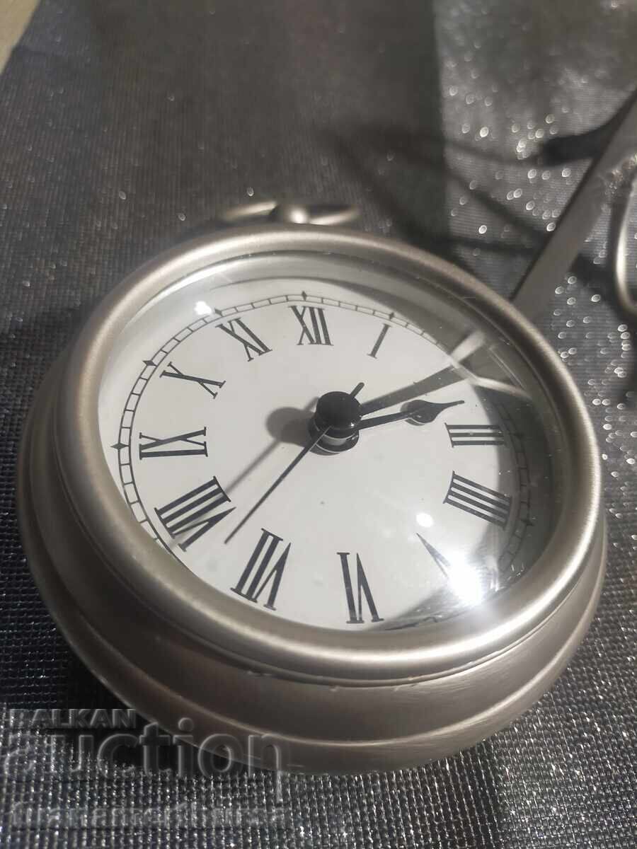 Ceas de masă metalic și suport cu preț € 17.00 | 33.25 BGN