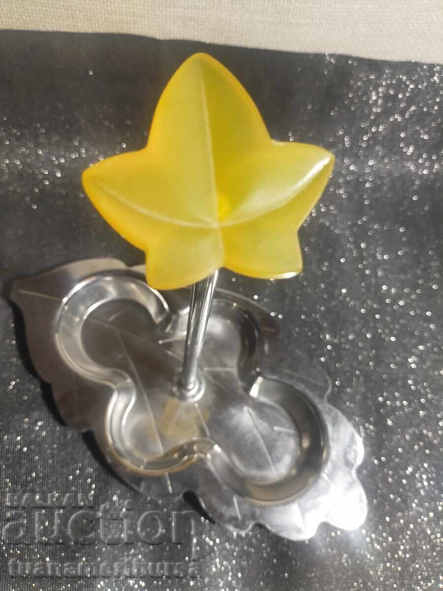 Licitație Diferite boluri și frunze galbene