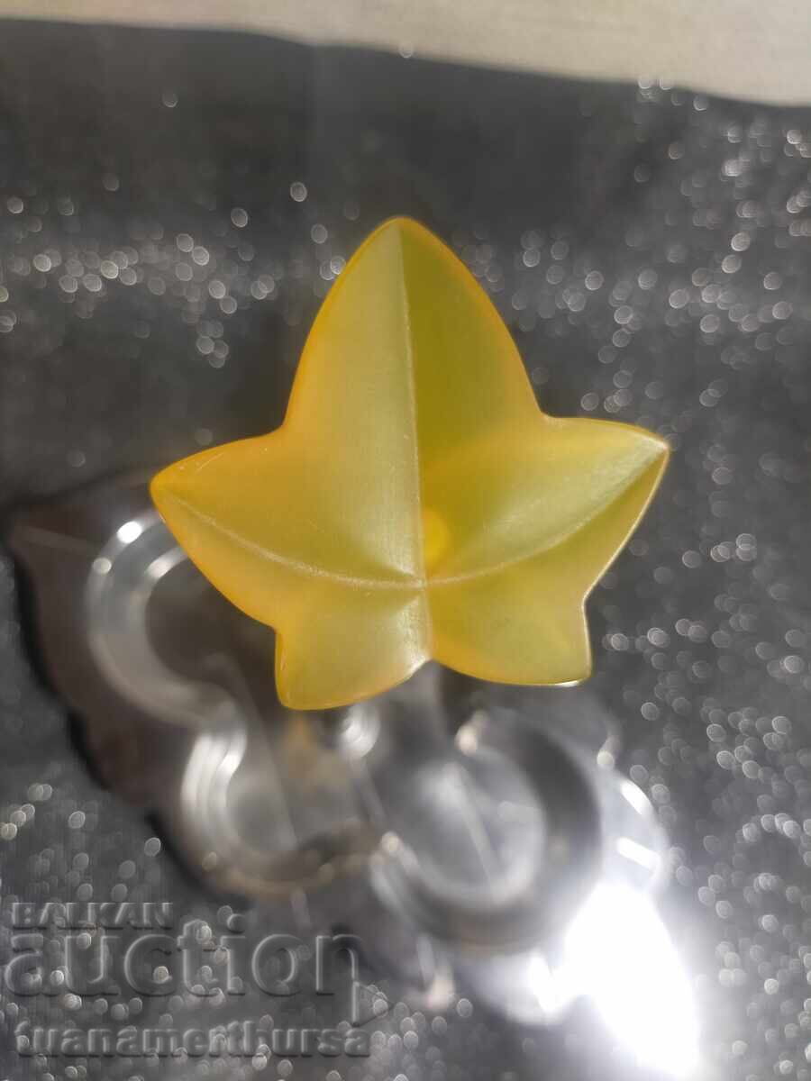 Livrarea Diferite boluri și frunze galbene