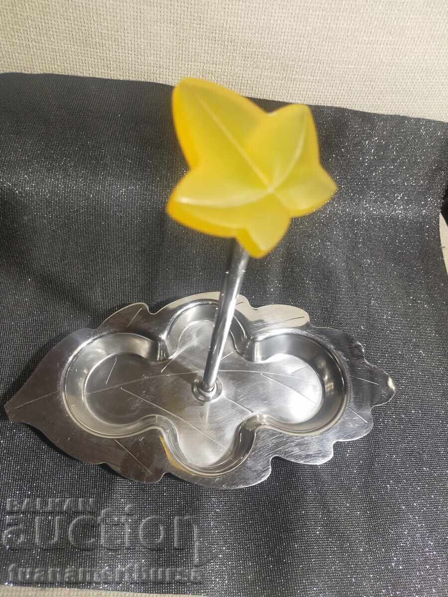 Diferite boluri și frunze galbene