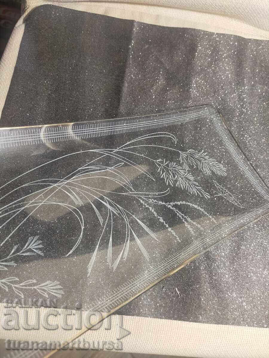 Farfurie de servire foarte subțire și ovală cu preț € 7.00 | 13.69 BGN