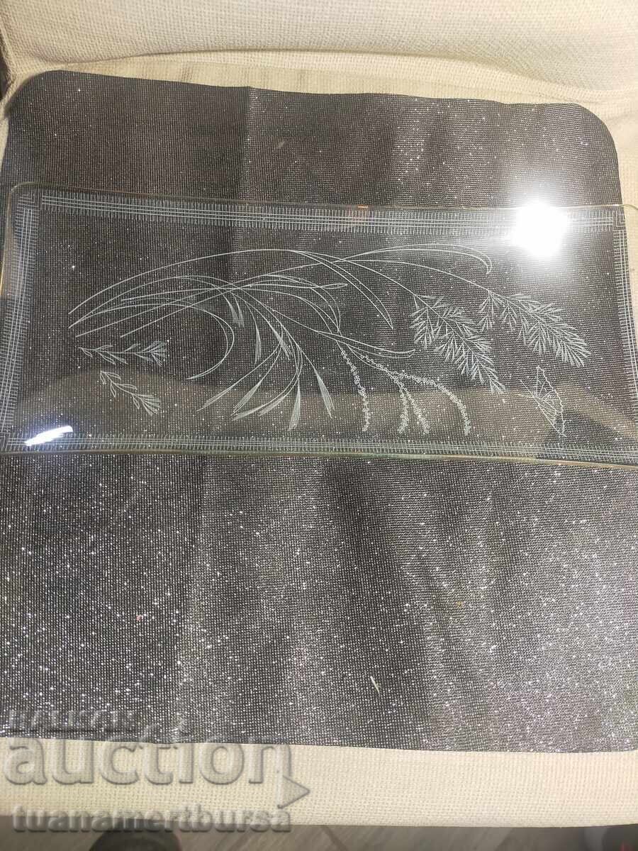 Farfurie de servire foarte subțire și ovală