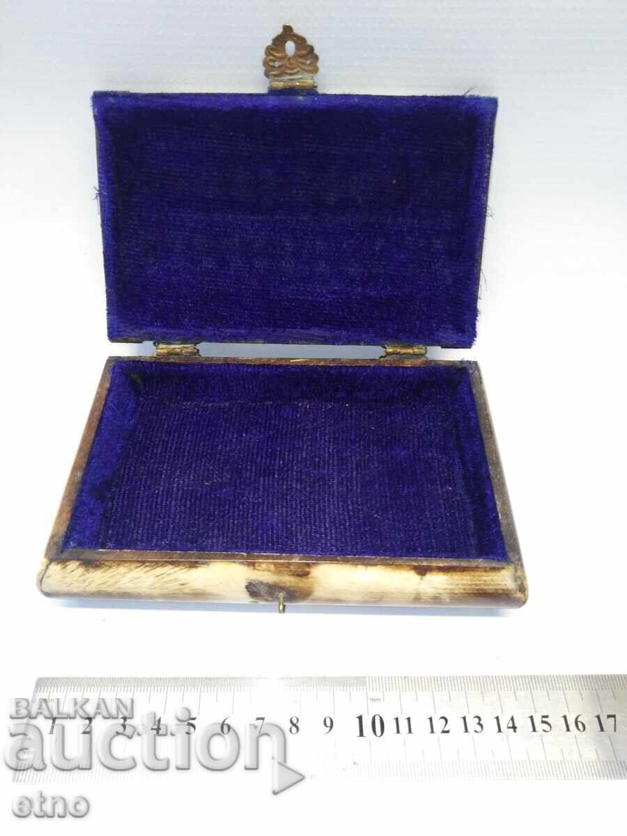 СТАРА ГОЛЯМА КУТИЯ ЗА БИЖУТА ОТ КАМИЛСКА КОСТ - 6 СТАРА ГОЛЯМА КУТИЯ ЗА БИЖУТА ОТ КАМИЛСКА КОСТ - 6