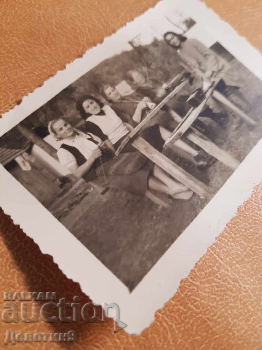 Licitație Femei de la țară tricotând în curte spre sfârșitul anilor '50 - V. Târnovsko