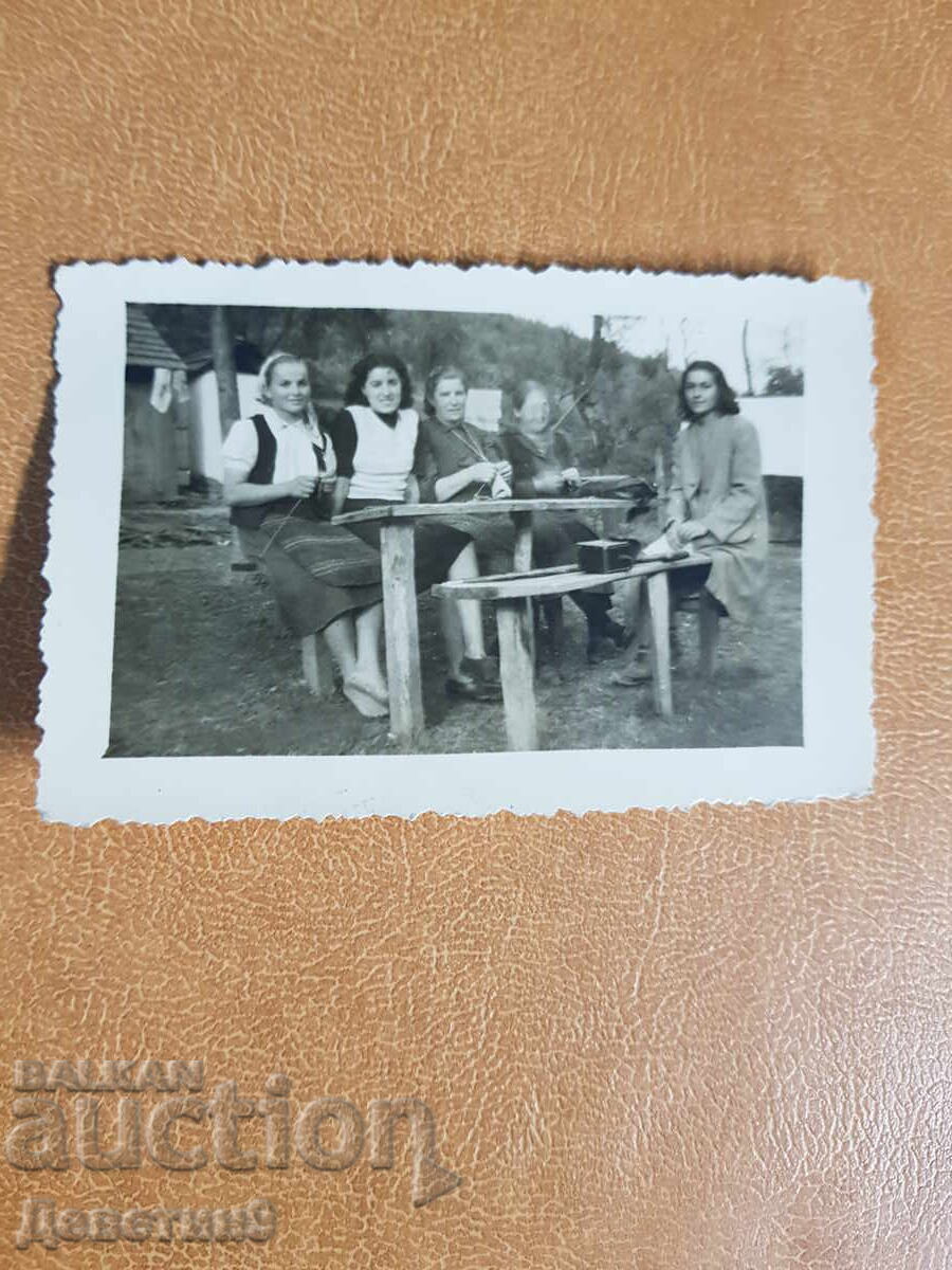 Femei de la țară tricotând în curte spre sfârșitul anilor '50 - V. Târnovsko