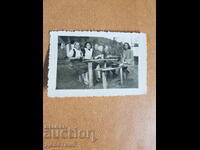 Селски жени плетат на двора към края на 50те - В.Търновско