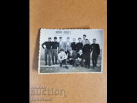 Portret de tineri în fața școlii din 1962 - V. Târnovo