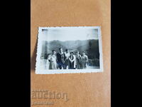 Пейзажен портрет на млади другари от към края на 50те