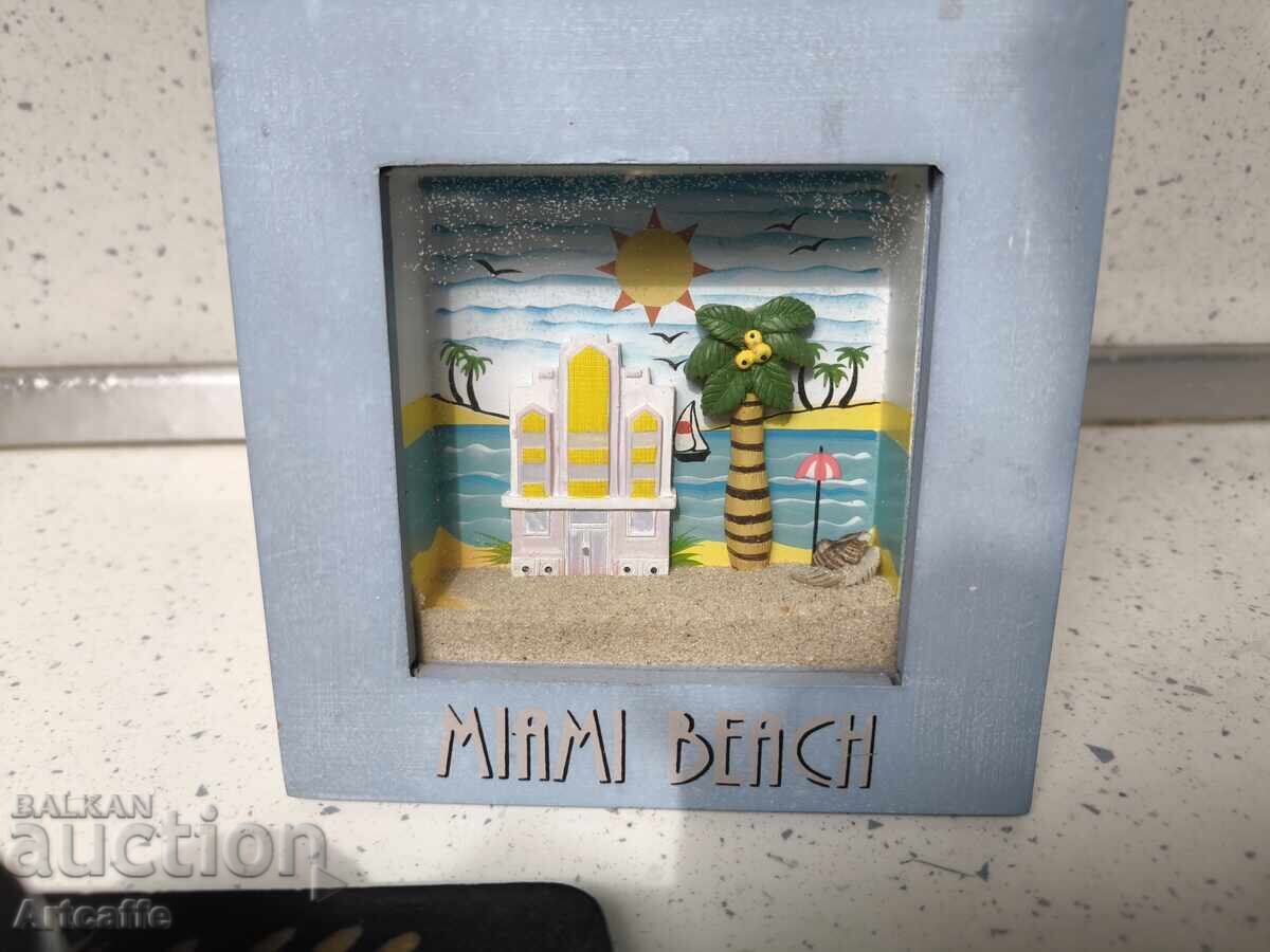 Колекция сувенири: 3D Рамка "Miami Beach" и свещник с цена € 1.00 | 1.96 лв.