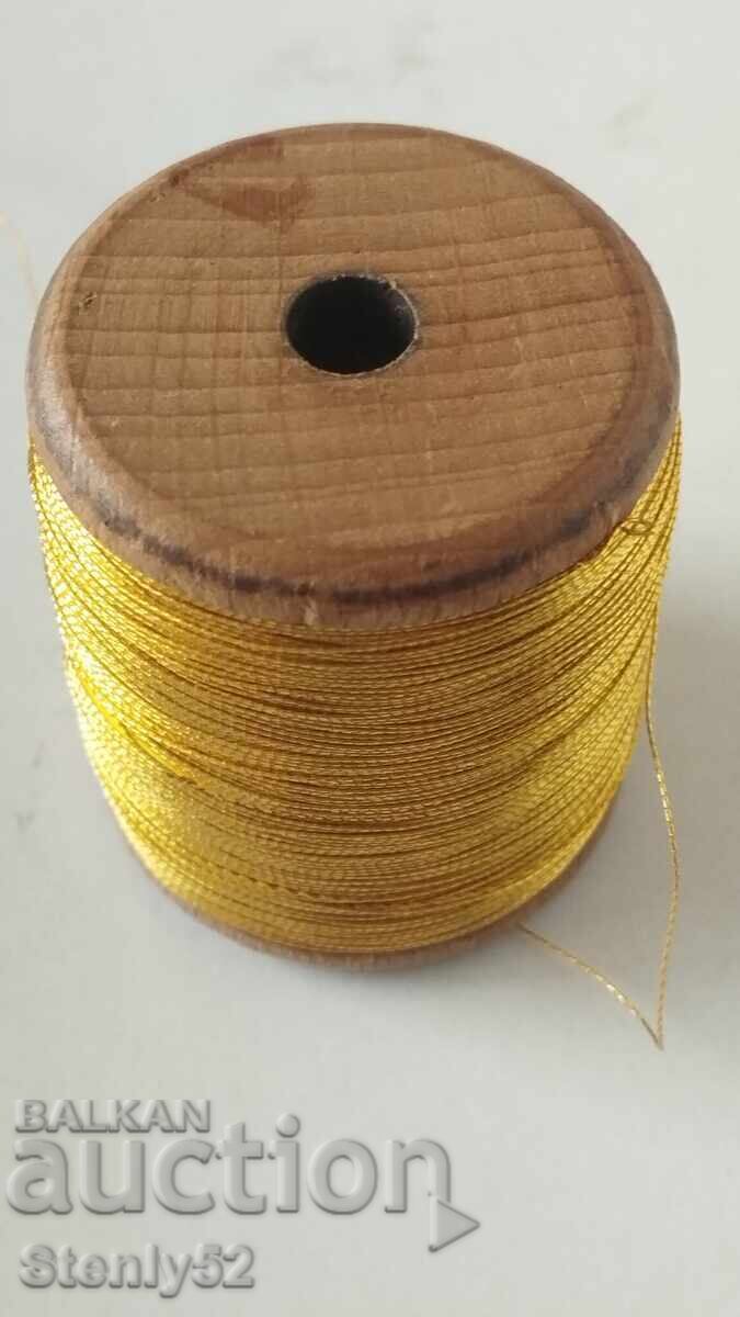 Μακάρ με χρυσή κλωστή λάμες