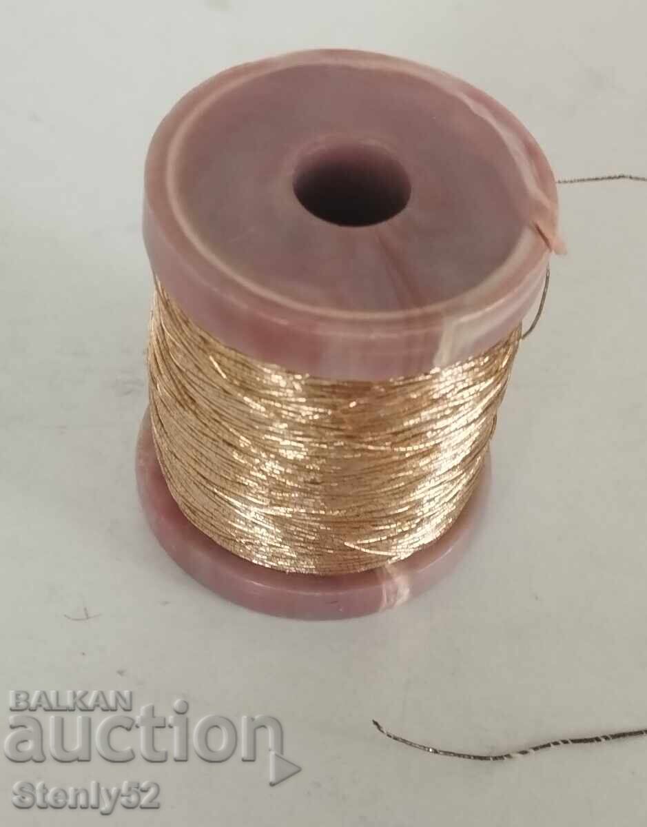 Μακάρ με χρυσό λαμέ, κλωστή με τιμή € 8.00 | 15.65 BGN