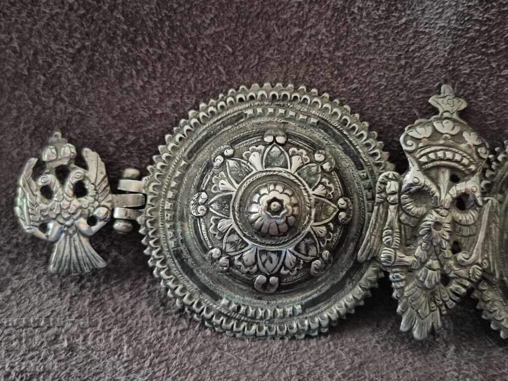 Παράδοση Αναγεννησιακές ασημένιες πόρπες με νιέλο, Αιγαιομακεδονία