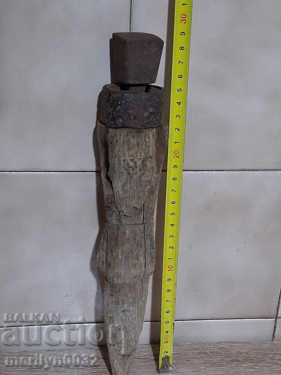 Παράδοση Αρχαίο αμόνι για κόψιμο δρεπανιού