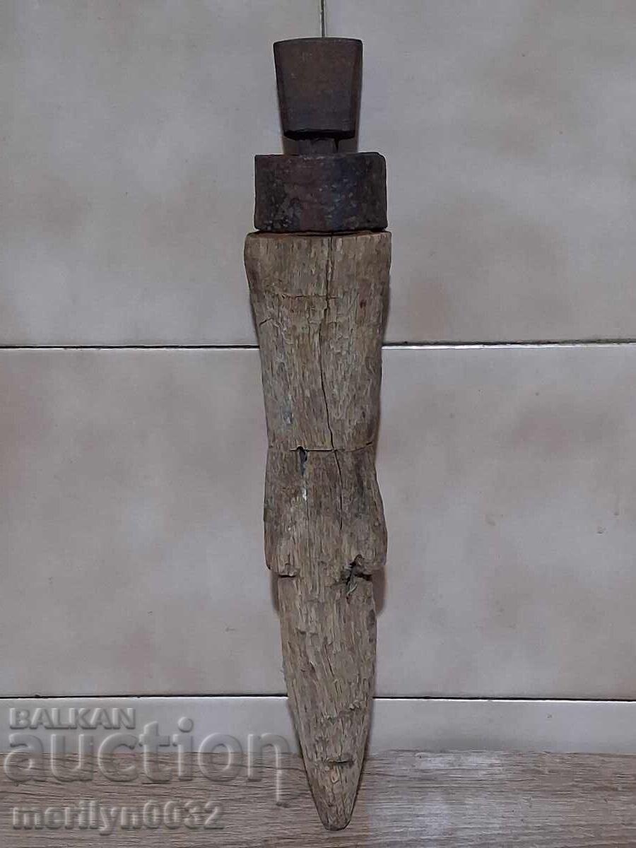 Αρχαίο αμόνι για κόψιμο δρεπανιού