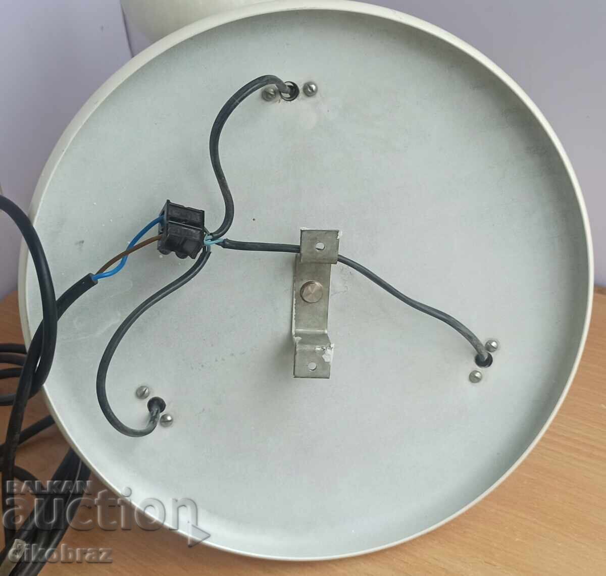Παράδοση Φωτιστικό οροφής με τρεις ρυθμιζόμενους λαμπτήρες + 3 λάμπες PHILIPS
