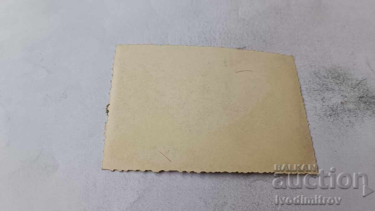 Снимка Мъж с къси панталони легнал на тревата с цена € 0.88 | 1.72 лв. Снимка Мъж с къси панталони легнал на тревата с цена € 0.88 | 1.72 лв.