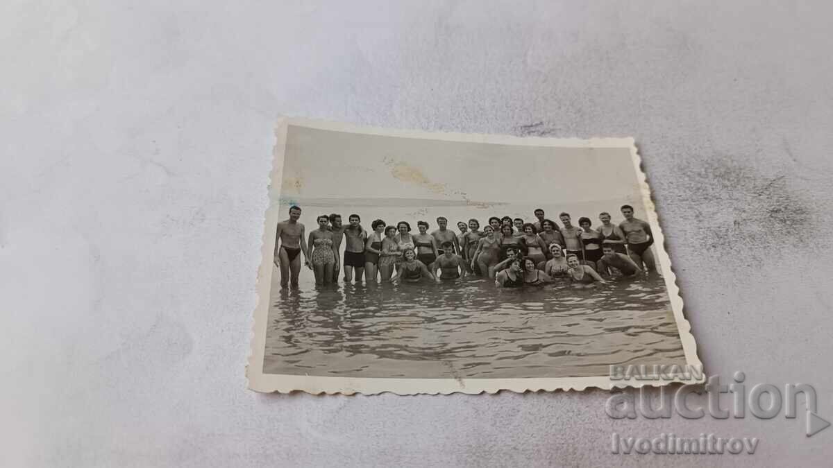 Fotografie Bărbați și femei în mare