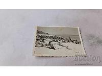 Foto Bărbați, femei și copii pe plajă