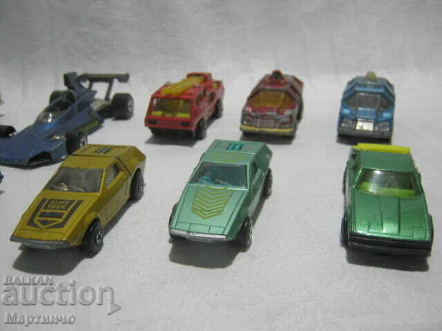 Livrarea Colecție 12 modele vechi de mașinuțe bulgărești Matchbox
