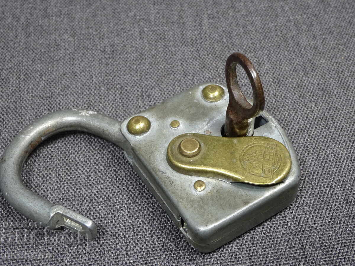 Licitație VECHI LACĂT RETRO CU CHEIE BURG GERMANY Licitație VECHI LACĂT RETRO CU CHEIE BURG GERMANY