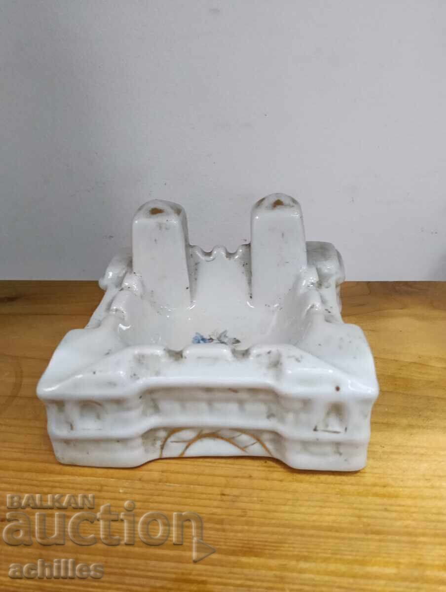 Bŭlgarska portselanova pepelnik Baba Vida