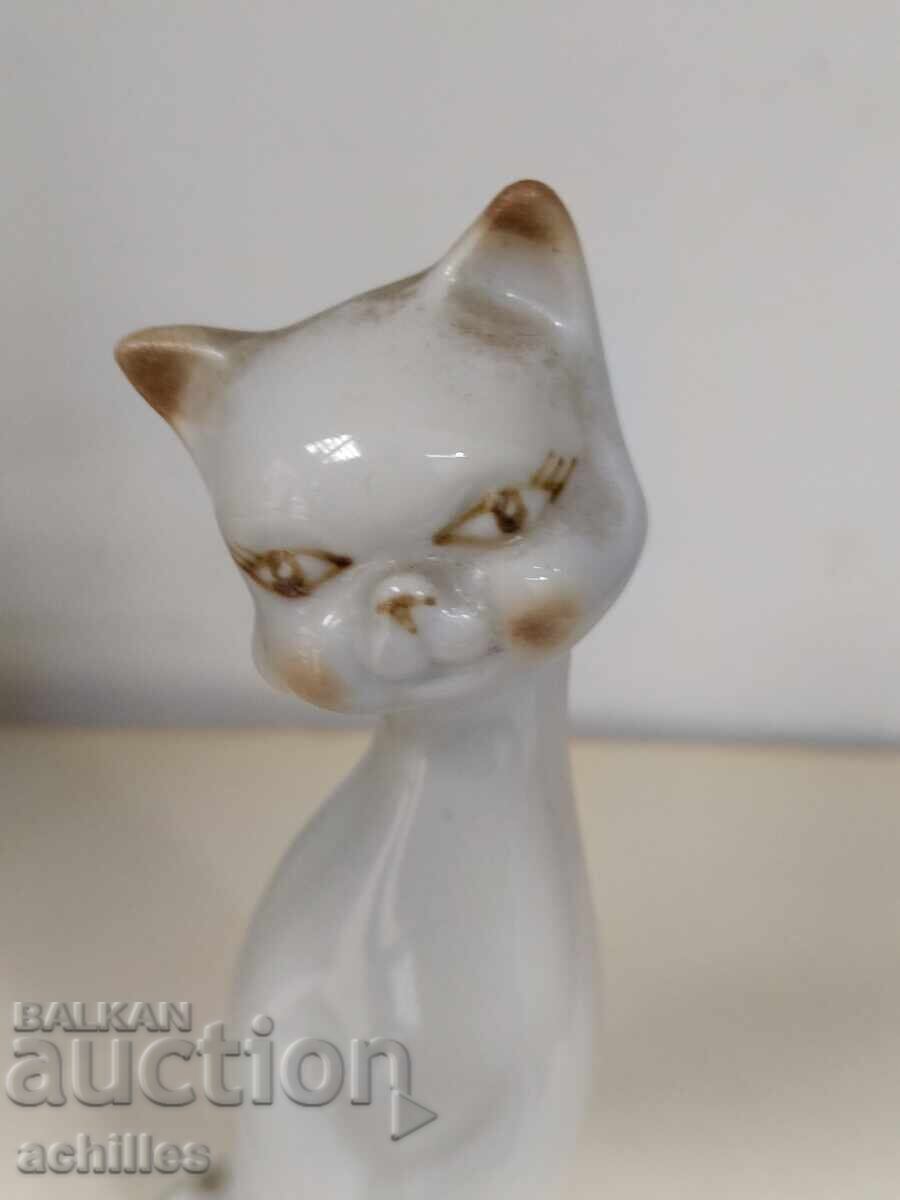 Porcelain cat figurine with price € 10.00 | 19.56 BGN