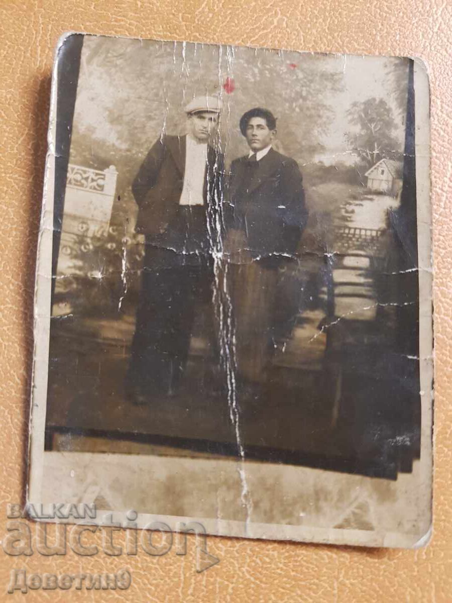 Двама младежи на театрална сцена с декор Двама младежи на театрална сцена с декор