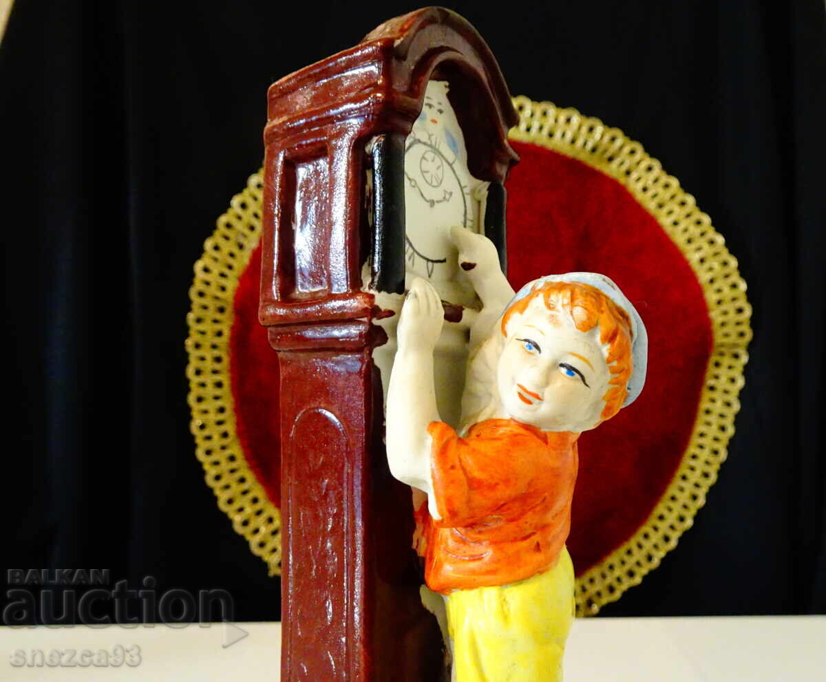 Licitație Statuiță germană din porțelan Copii care își verifică ceasul Licitație Statuiță germană din porțelan Copii care își verifică ceasul