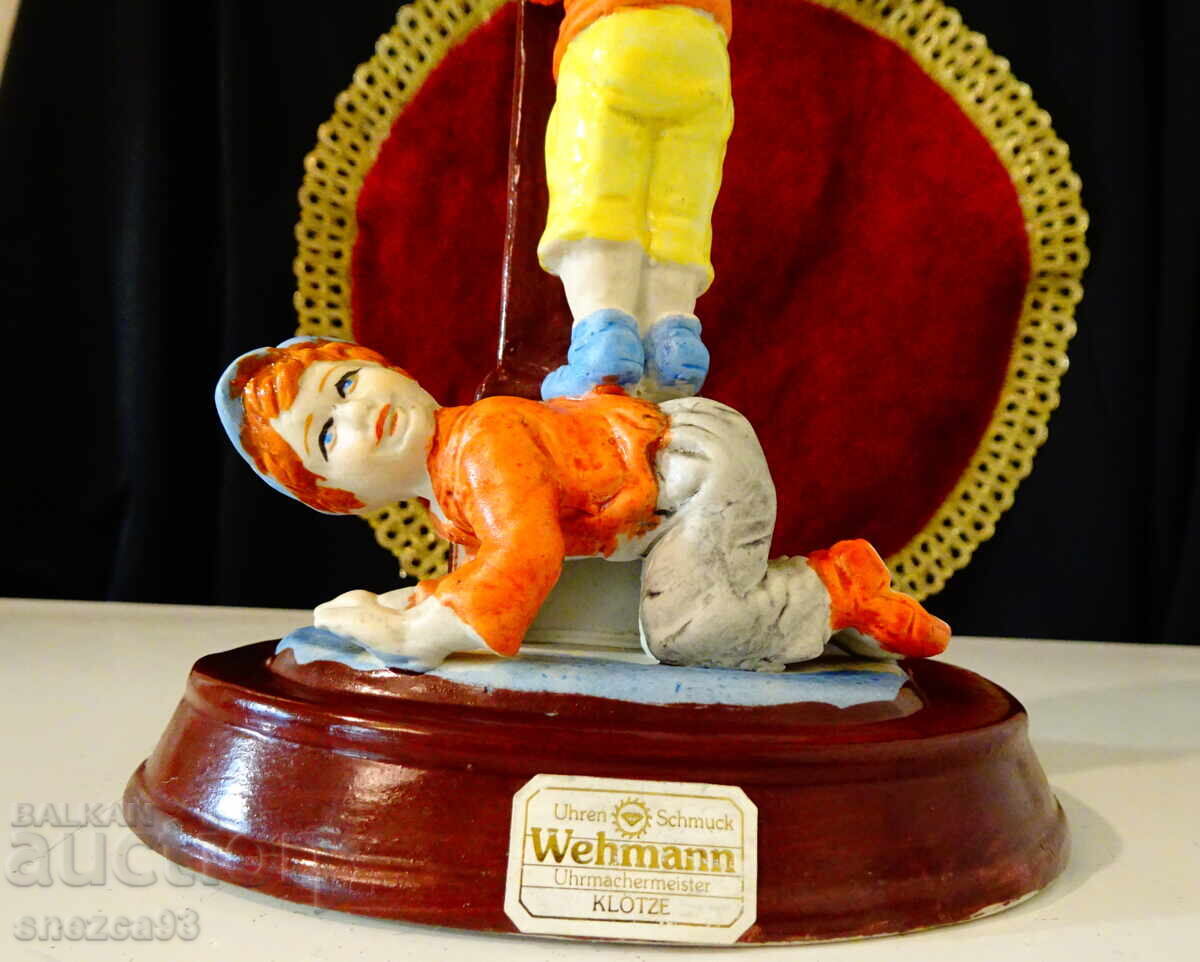 Livrarea Statuiță germană din porțelan Copii care își verifică ceasul Livrarea Statuiță germană din porțelan Copii care își verifică ceasul