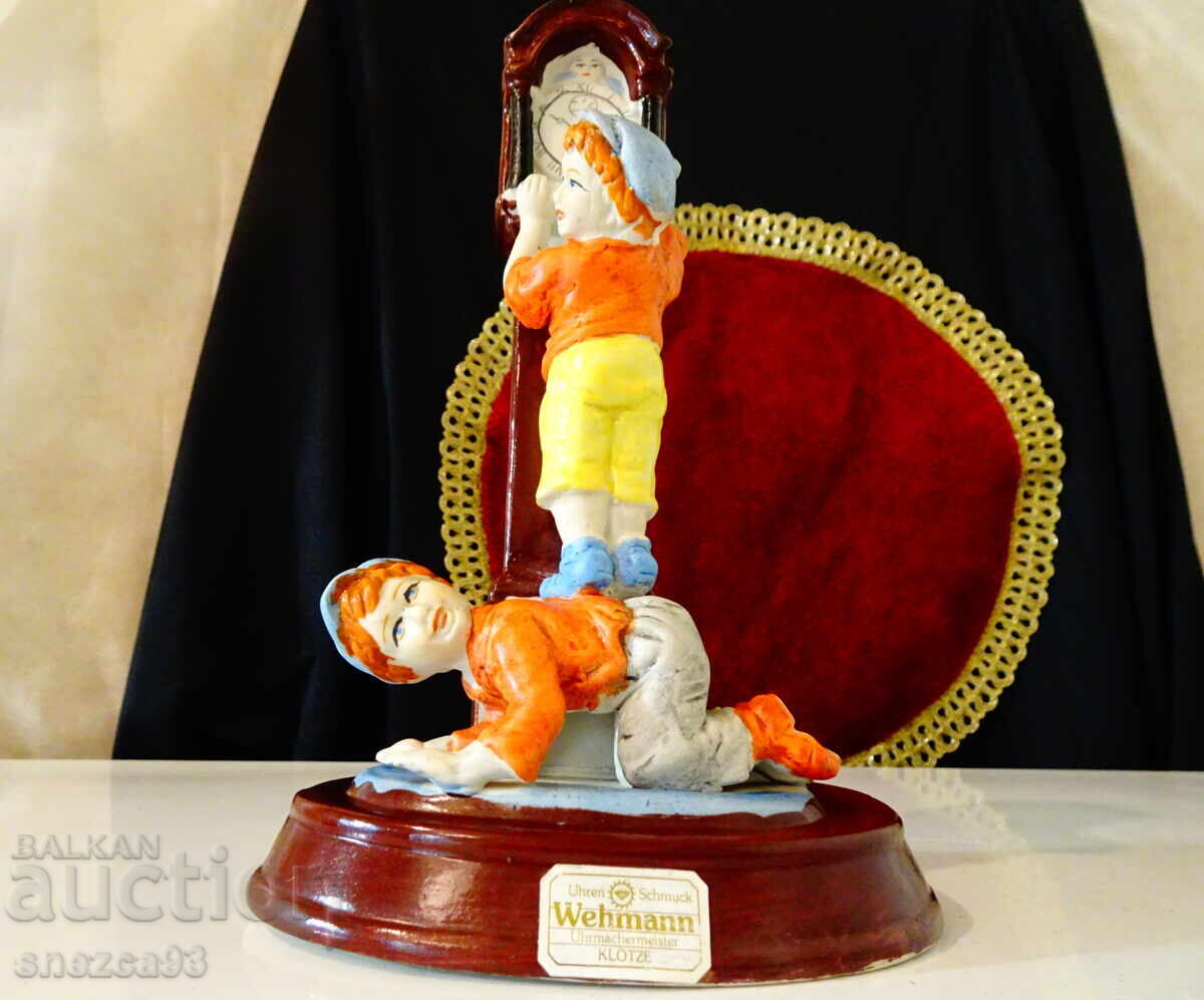 Statuiță germană din porțelan Copii care își verifică ceasul Statuiță germană din porțelan Copii care își verifică ceasul