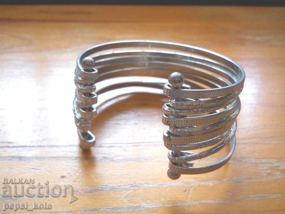 Brățară metalică cu preț € 2.00 | 3.91 BGN