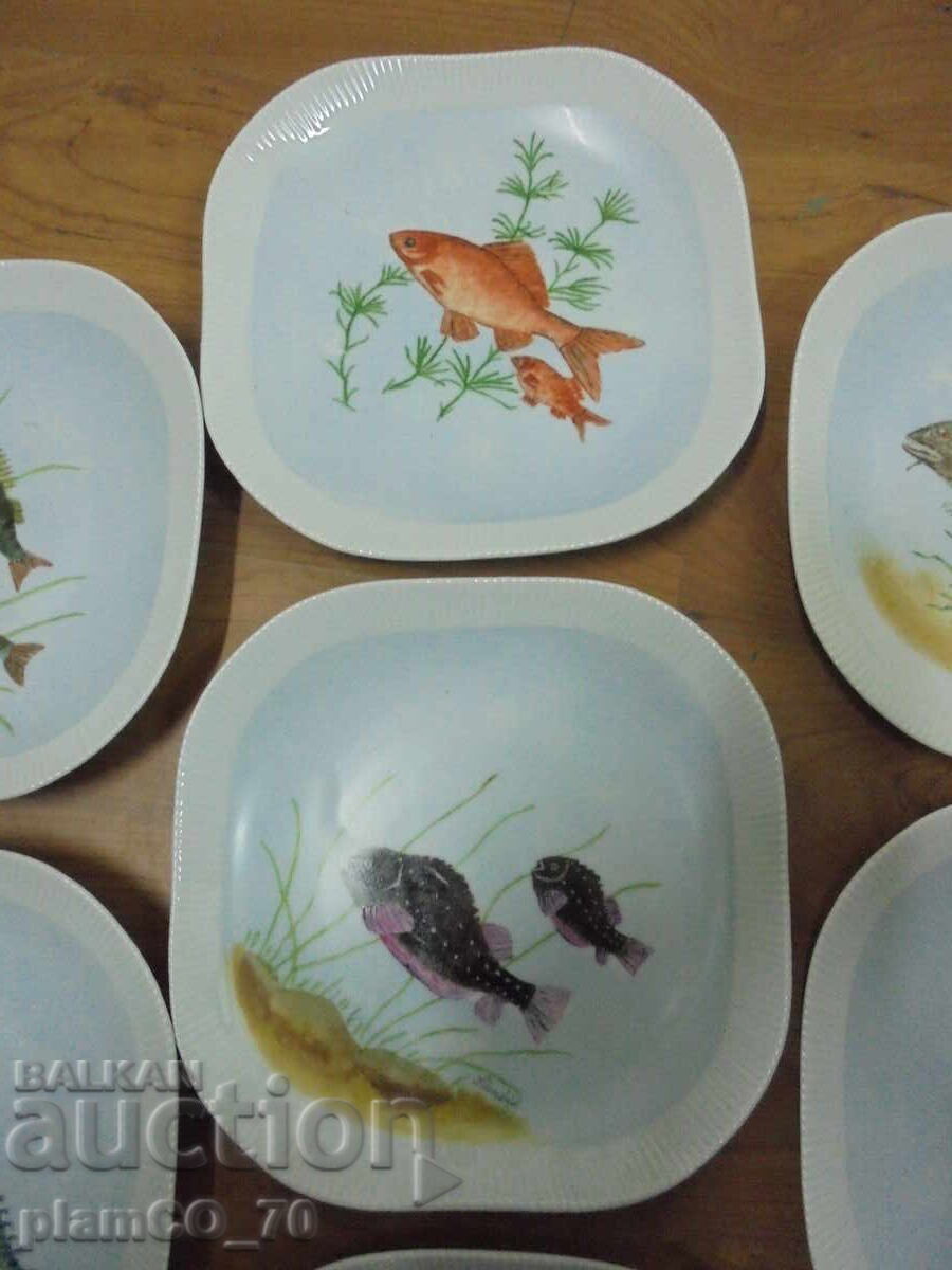 Auction №*8557 Vintage porcelain plate set – 7 pieces (MW 1977) Auction №*8557 Vintage porcelain plate set – 7 pieces (MW 1977)