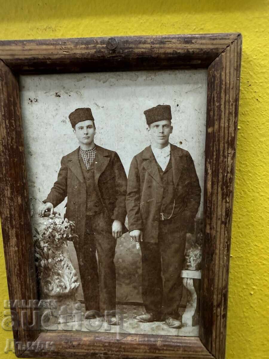 Снимки в стари дървени рамки офицери
