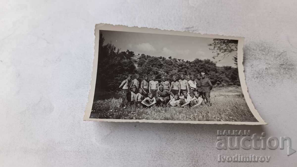 Poză soldați dezbrăcați până la brâu pe o pajiște Poză soldați dezbrăcați până la brâu pe o pajiște