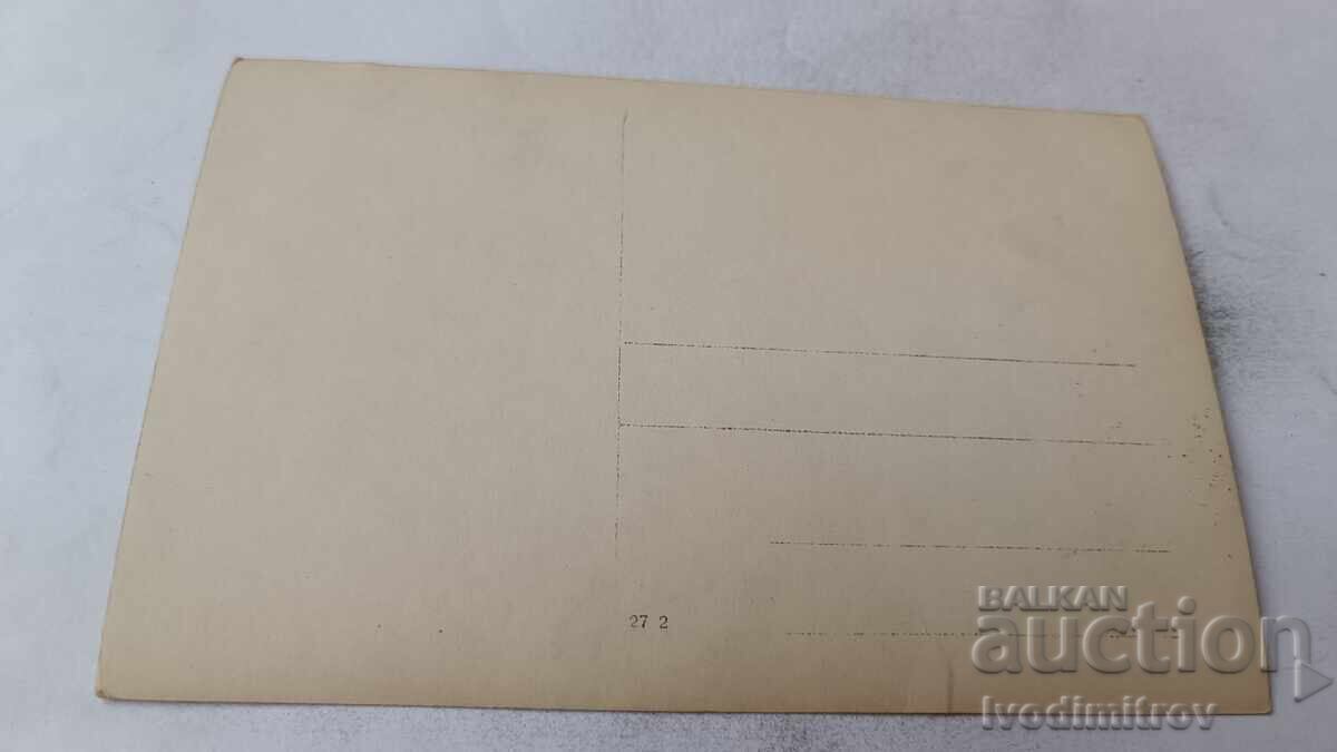 Аукцион Снимка Трима мъже гегнали на тревата над града