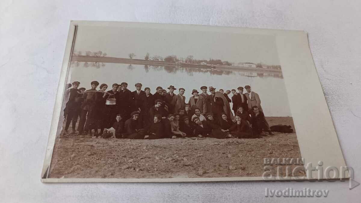 Снимка Младежи и девойки покрай езеро