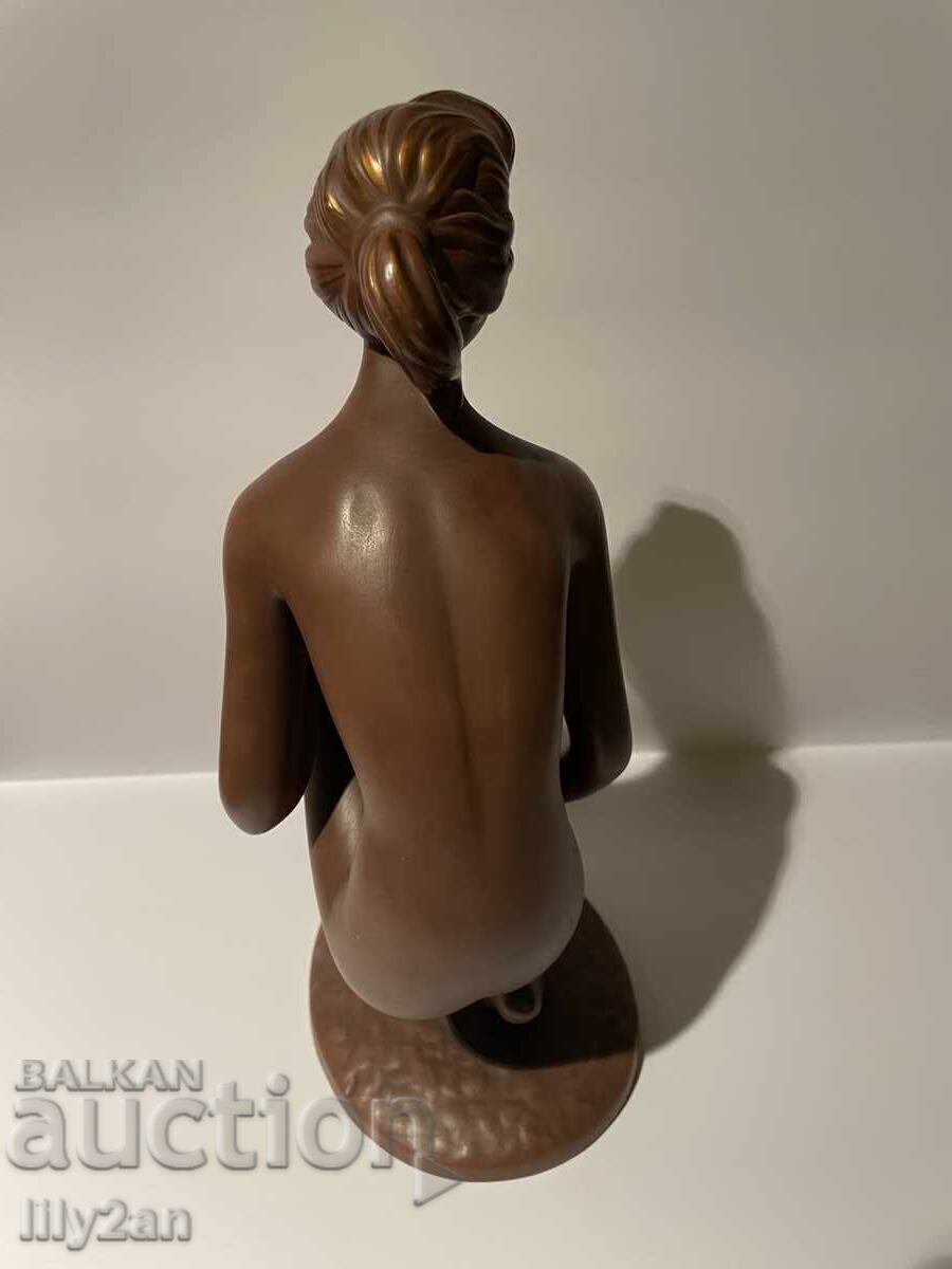 Delivery of Ceramic vintage female figurine Delivery of Ceramic vintage female figurine