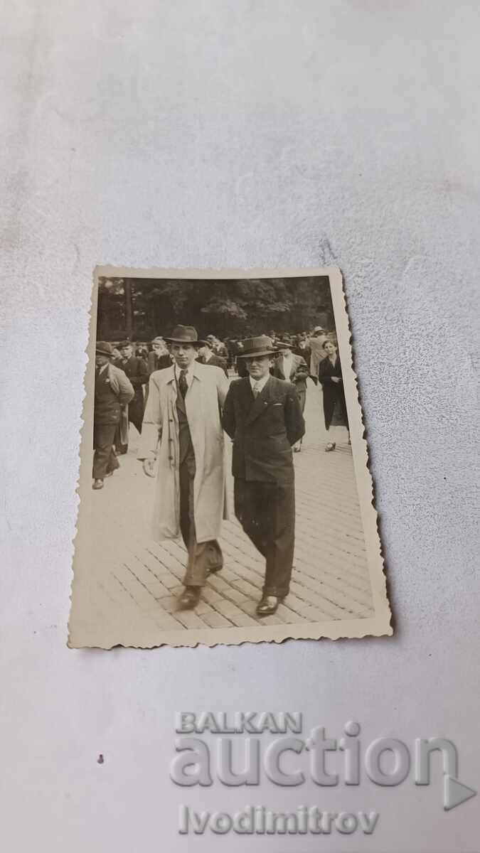 Foto Sofia Doi bărbați la plimbare Foto Sofia Doi bărbați la plimbare