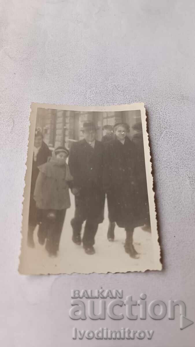 Φωτογραφία Σοφία Άνδρας, γυναίκα και κορίτσι σε μια βόλτα Φωτογραφία Σοφία Άνδρας, γυναίκα και κορίτσι σε μια βόλτα