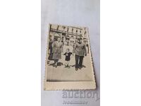 Снимка София Офицер жена и малко момченце на площада