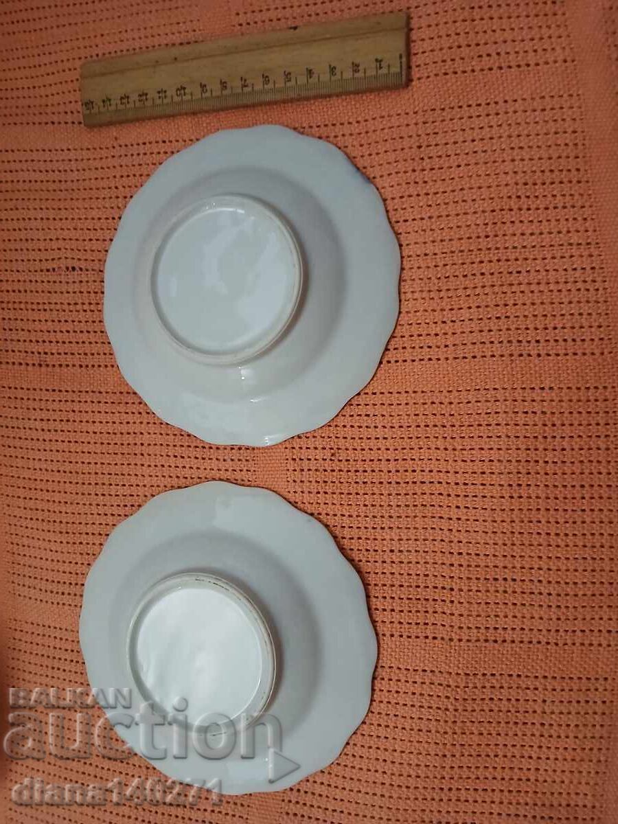 2 порцеланови чинийки с цена € 0.01 | 0.02 лв.