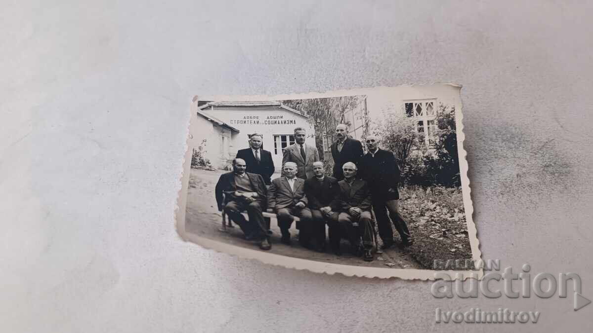 Photo Men sitting on a bench