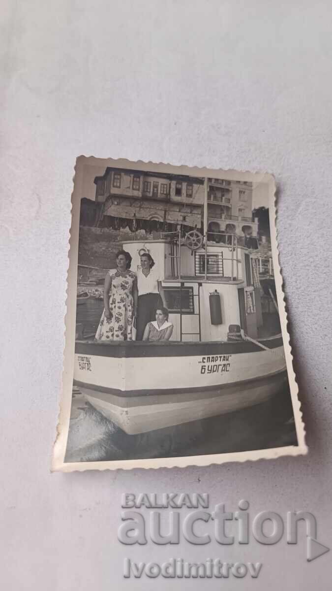 Φωτογραφία Τρεις νεαρές γυναίκες στο πλοίο Σπάρτακ