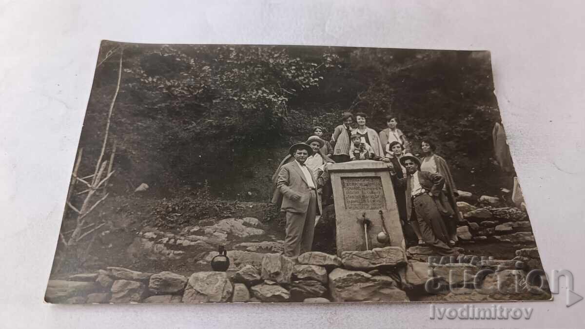 Fotografie tineri și fete lângă fântână