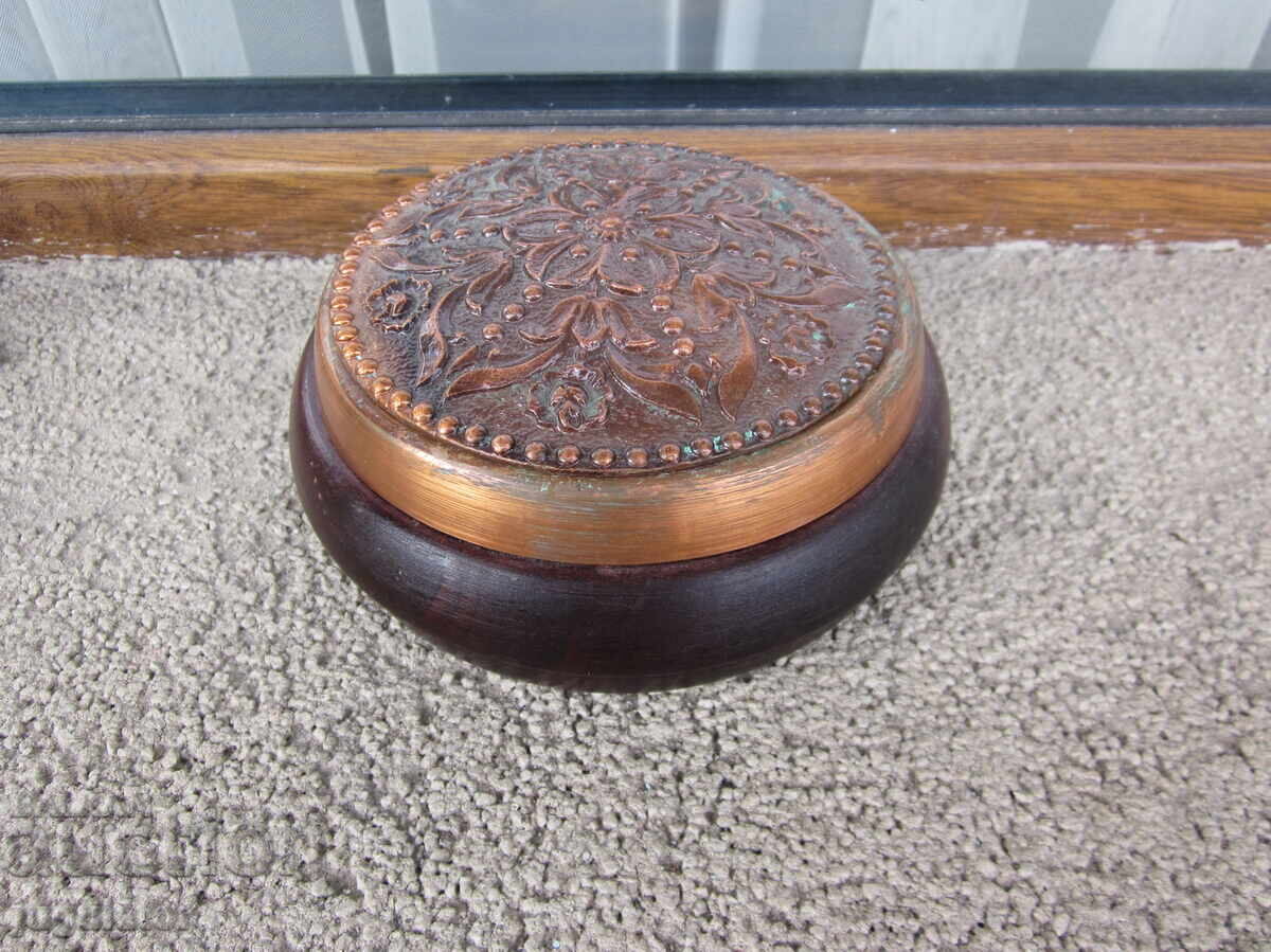 Δημοπρασία Stara bŭlgarska dŭrvena kutiya, kutiĭka za bizhuta s ornamenti