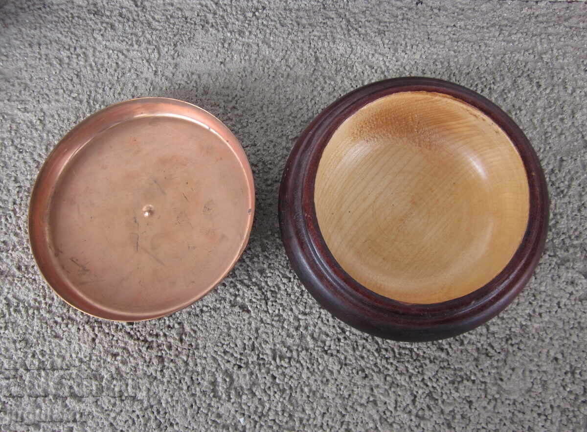 Stara bŭlgarska dŭrvena kutiya, kutiĭka za bizhuta s ornamenti - 5