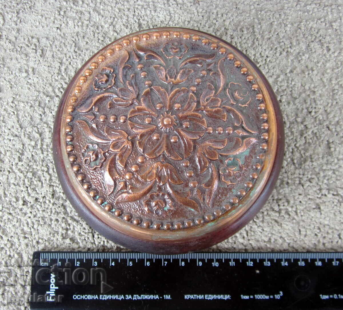 Stara bŭlgarska dŭrvena kutiya, kutiĭka za bizhuta s ornamenti - 7