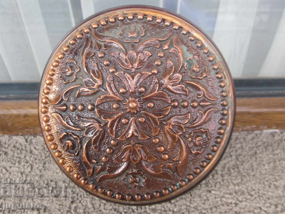 Stara bŭlgarska dŭrvena kutiya, kutiĭka za bizhuta s ornamenti