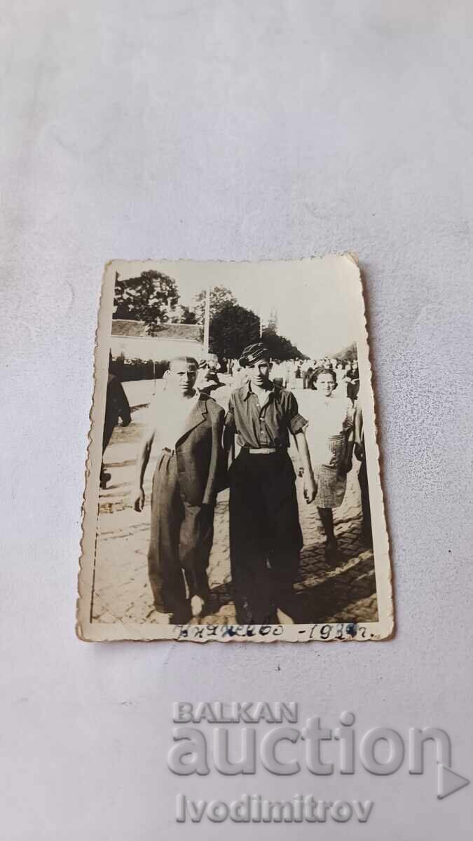 Snimka Sofiya Dvama mladi mŭzhe na sŭbora v Knyazhevo 1939 Snimka Sofiya Dvama mladi mŭzhe na sŭbora v Knyazhevo 1939